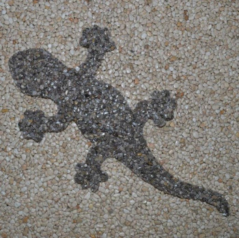 Gecko aus Marmorkiesel Naturgrau 40 cm lang (Kopf links)